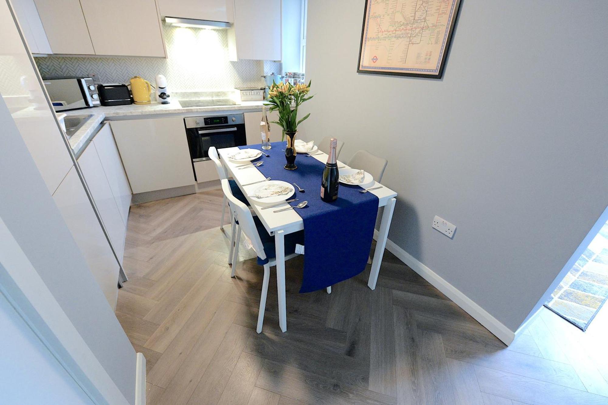 2 Bed Terraced Flat Piccadilly Line Londen